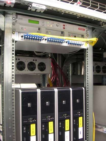 Система OneU установлена в шкаф с оборудованием